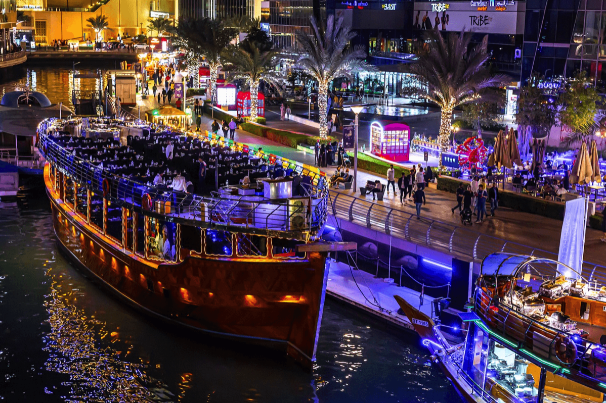 Dubain Marina om natten