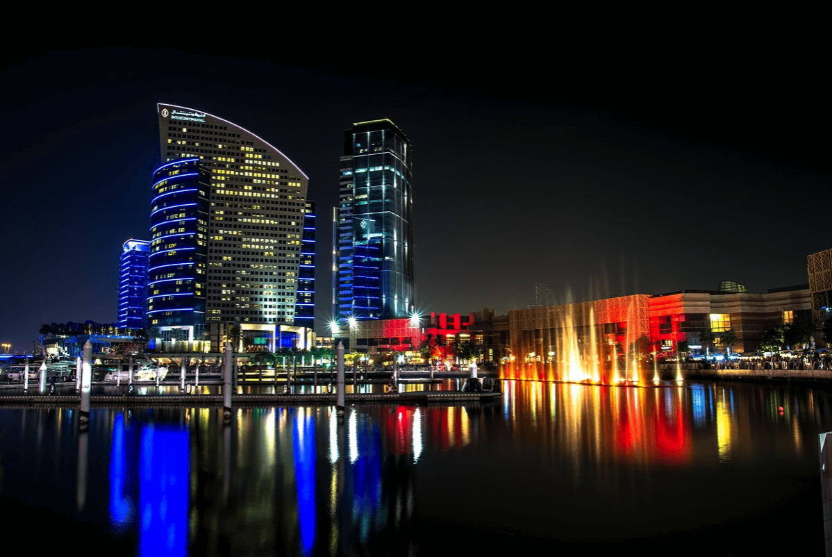 Dubai neonlys i vandet